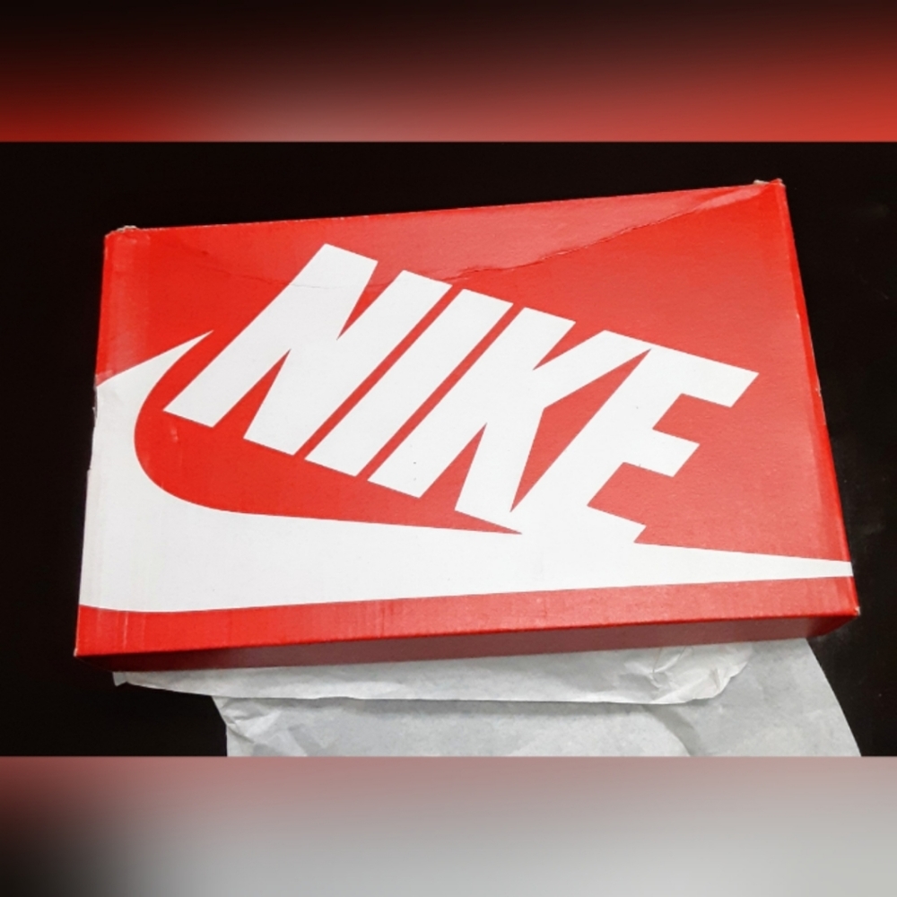Nike - Picture 2 of 10